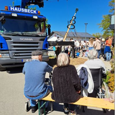 Maibaum aufstellen am 1. Mai in Gottfrieding – Bild 1